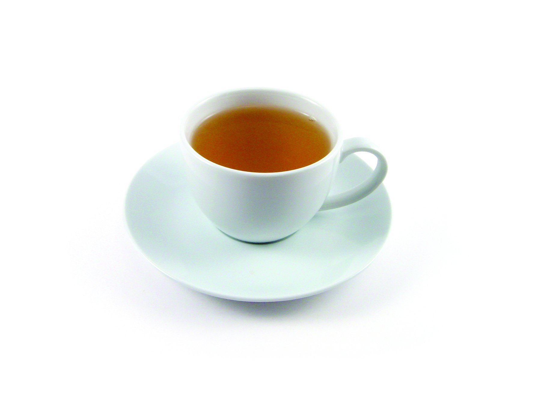 Кружка чая на белом фоне