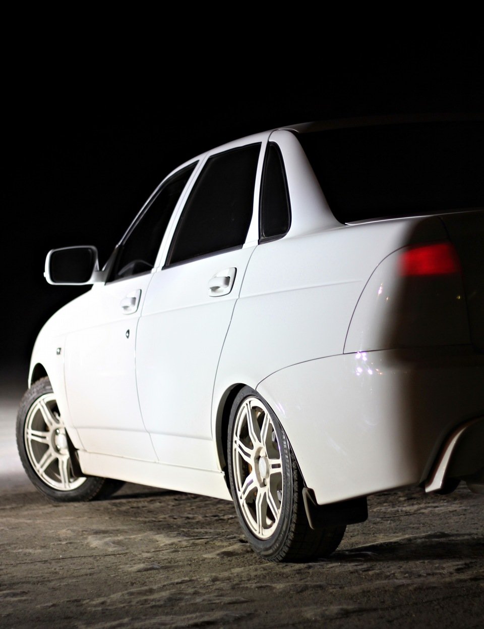 Машина Лада Приора белая