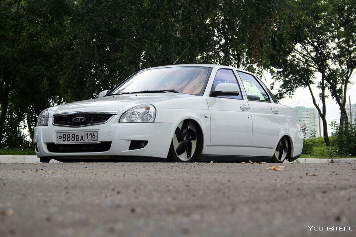 Лада Приора белая заниженная