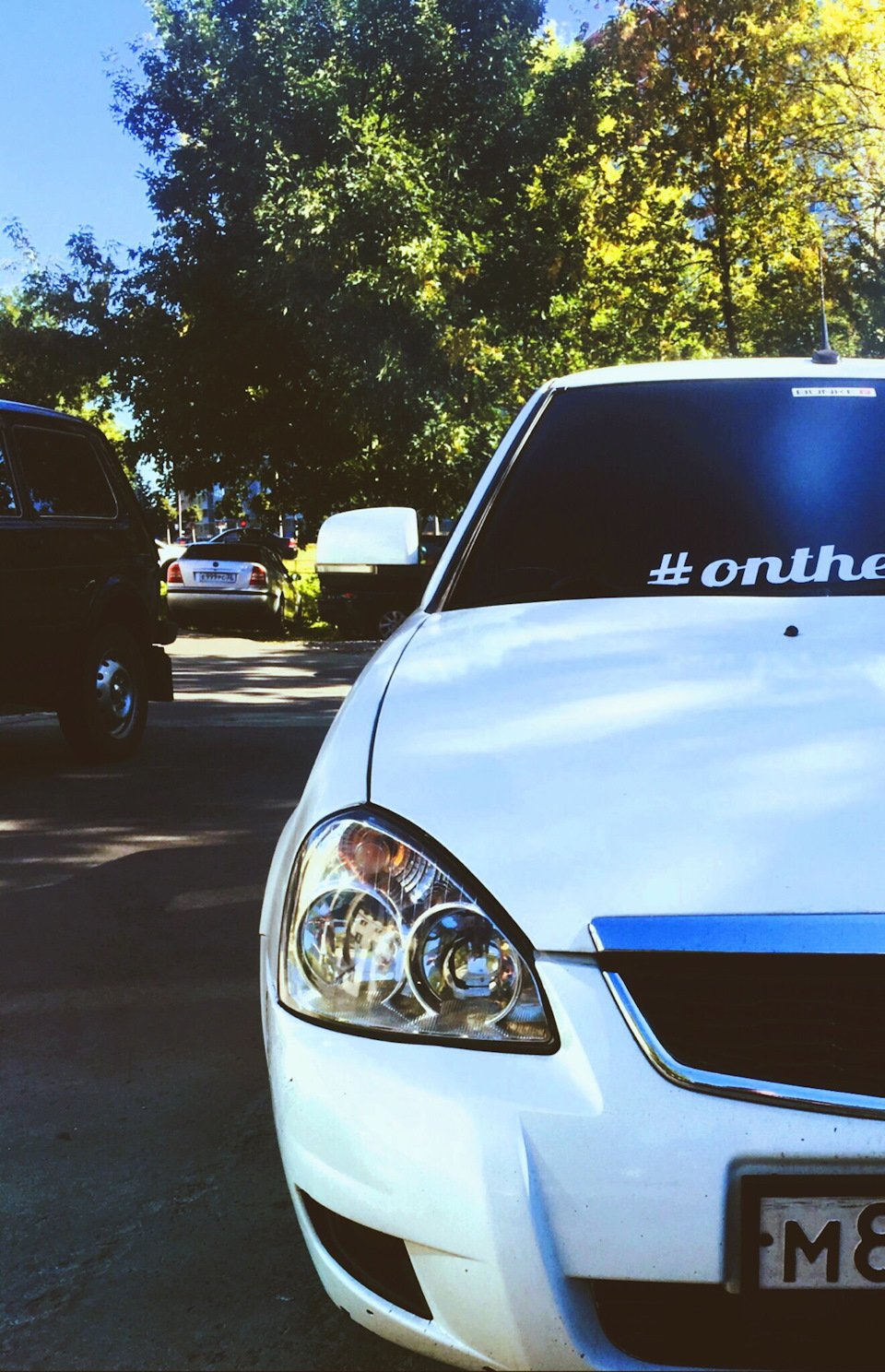 Белая Приора седан с антеннами