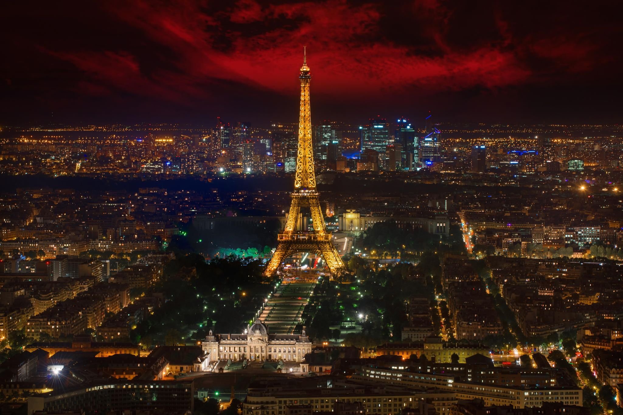 Города парижа. Ночной Париж Эйфелева башня. Франция эльфивая башня ночью. Париж Эйфелева Париж башня ночью. Париж Эйфелева башня ночью фон.