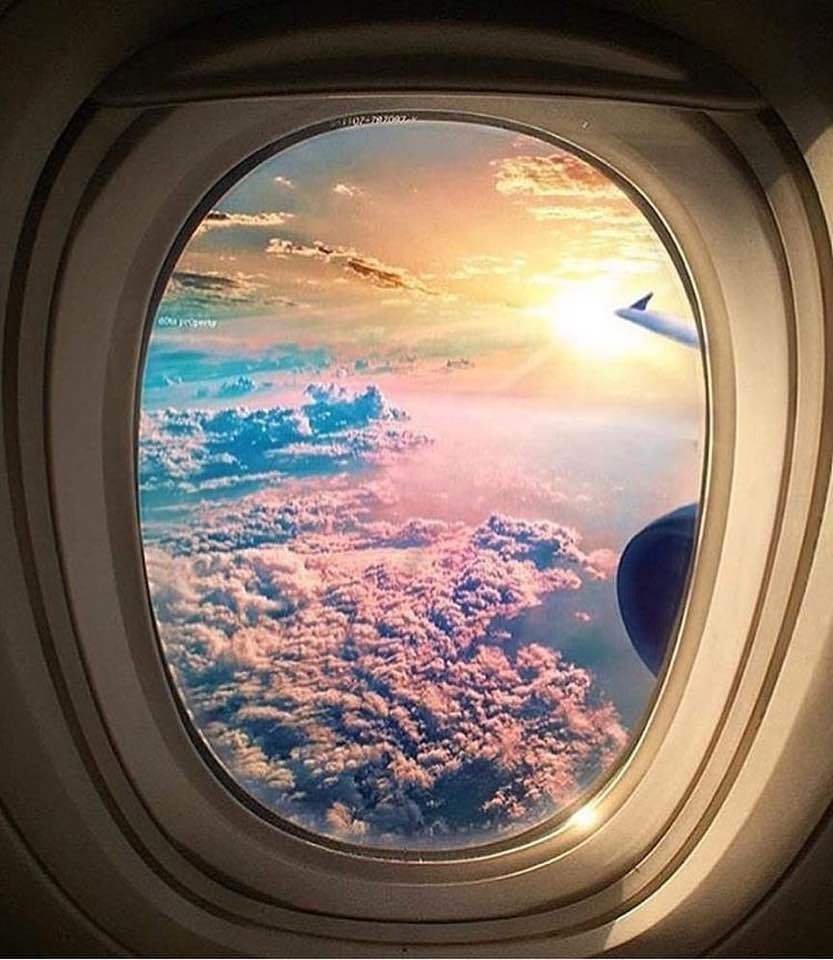 Вид из иллюминатора на крыло