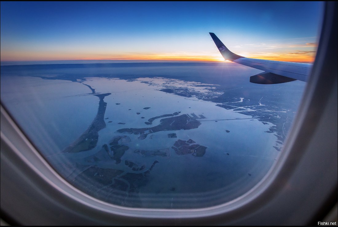 Человек в иллюминаторе