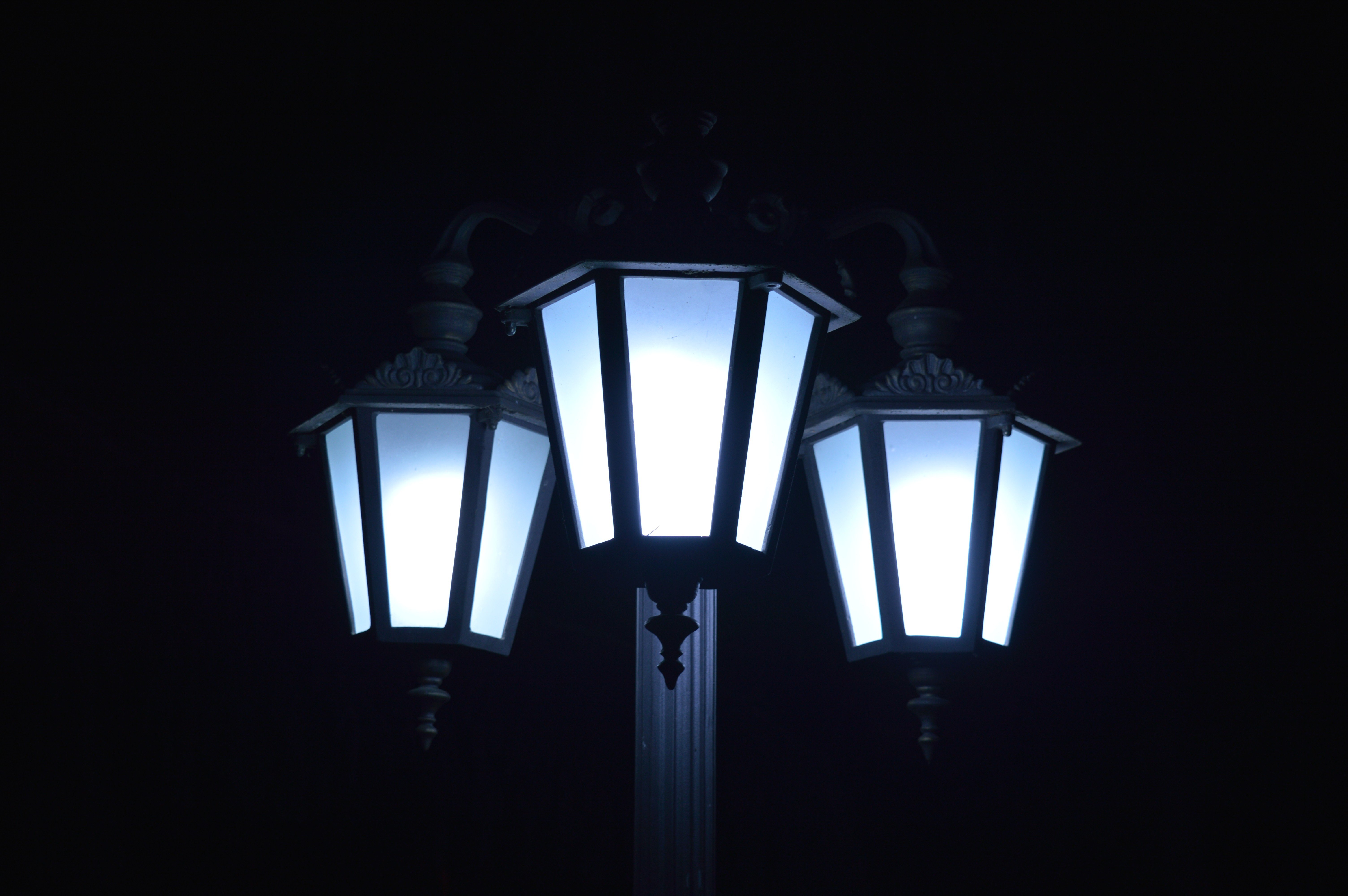 Фонари синий свет. Уличный фонарь. Уличный фонарь в темноте. Фонарь на темном фоне. Синие уличные фонари.