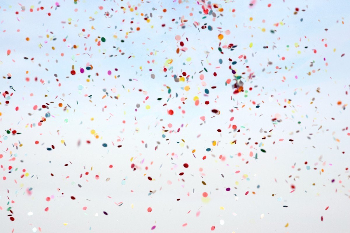 Конфетти на белом фоне