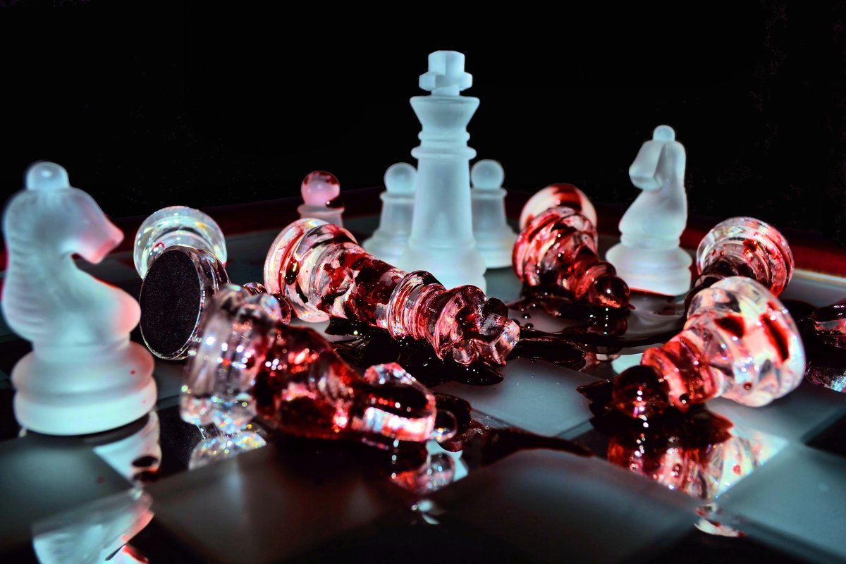 Шахматы на черном фоне