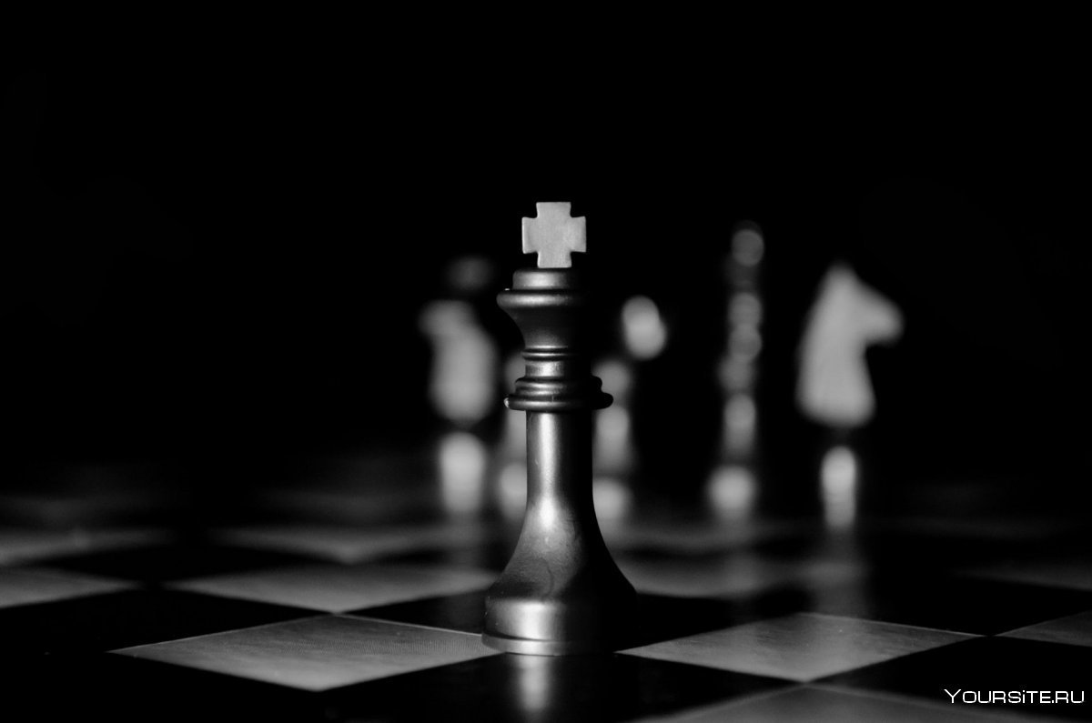 Шахматы на черном фоне