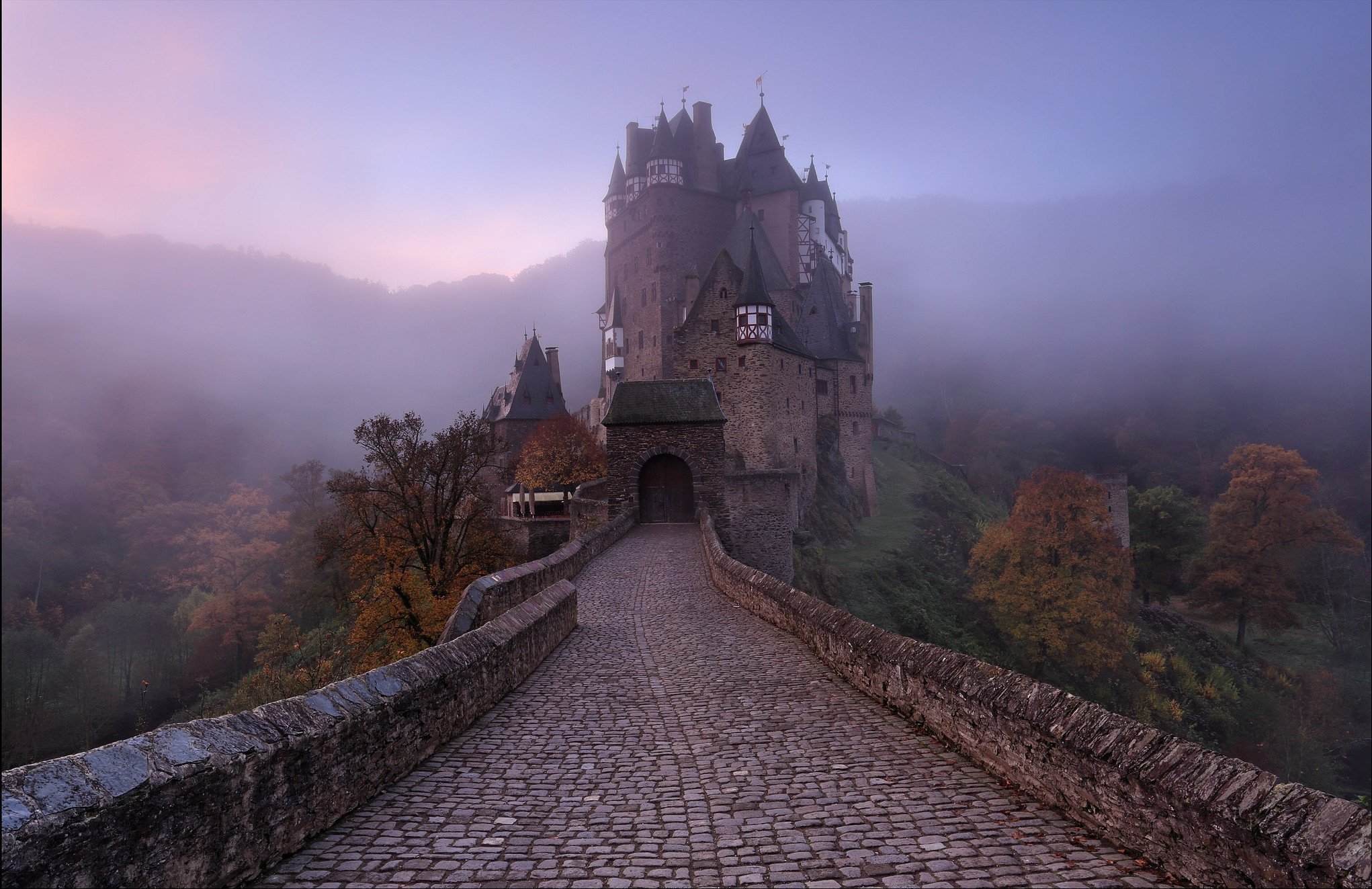 Загадочная крепость. Замок Эльц. Замок Эльц Германия в тумане. Замок Эльц Эстетика. Замок Эльц Рейнланд-Пфальц Германия.