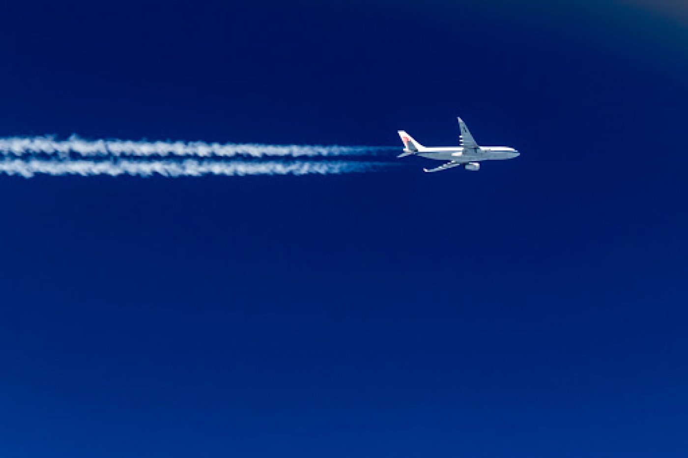 Самолеты над небом. Самолет в небе. Самолет в голубом небе. Cfvjktn DF yt,t. Самолет на фоне неба.