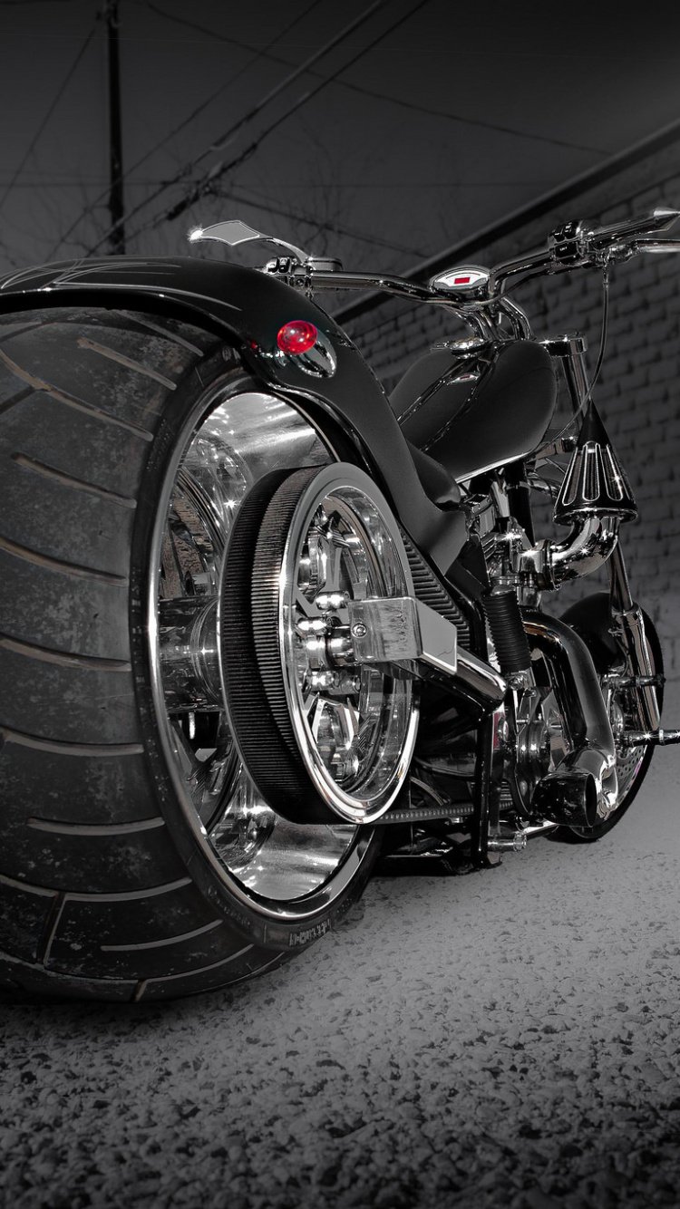 Черный мотоцикл вертикально