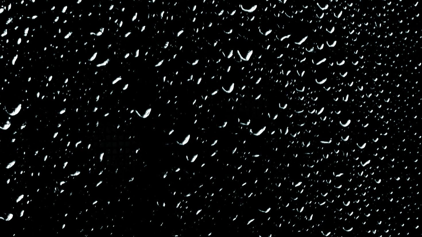 Капли на черном фоне. Капли воды на черном. Черные капли. Дождь на черном фоне.