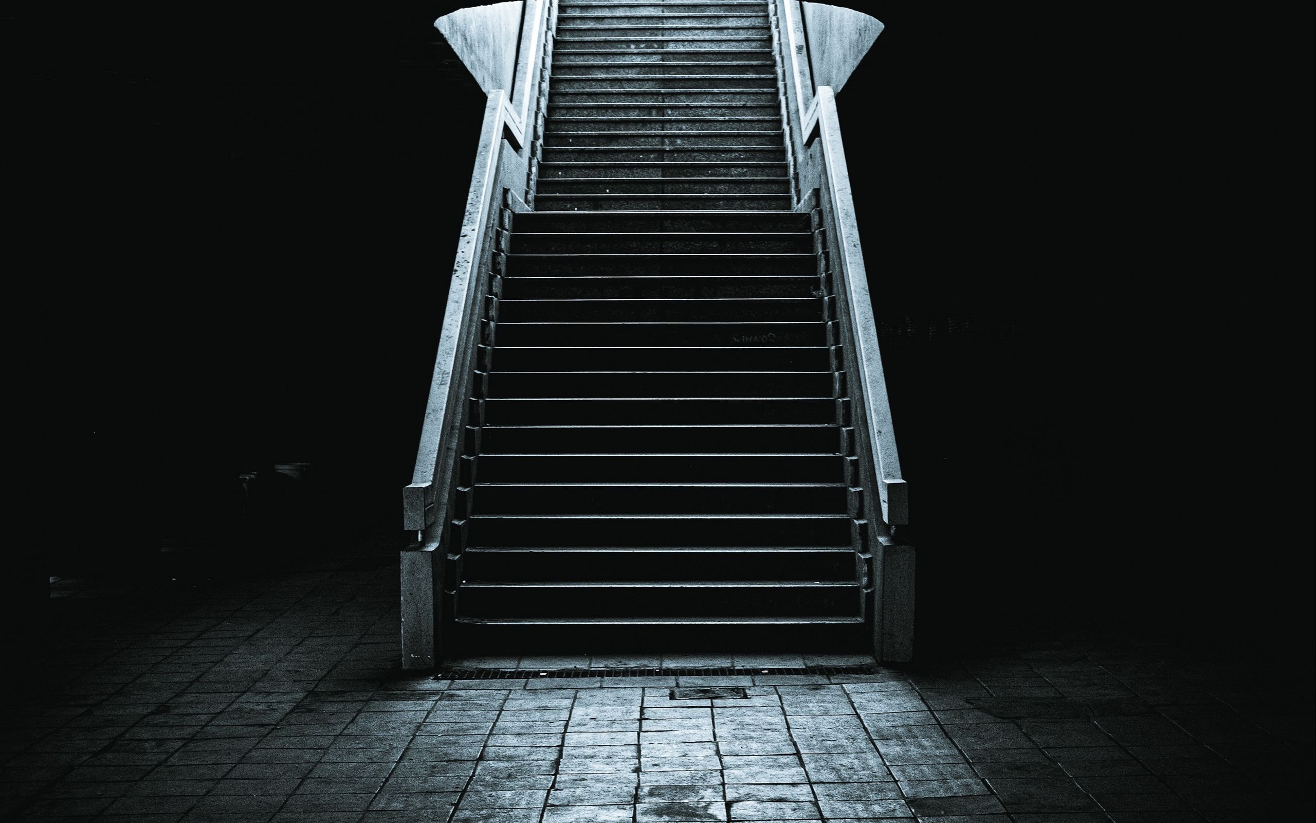 Остановился лестница. Темная лестница. Лестница в темноту. Страшная лестница. Лестница вверх.