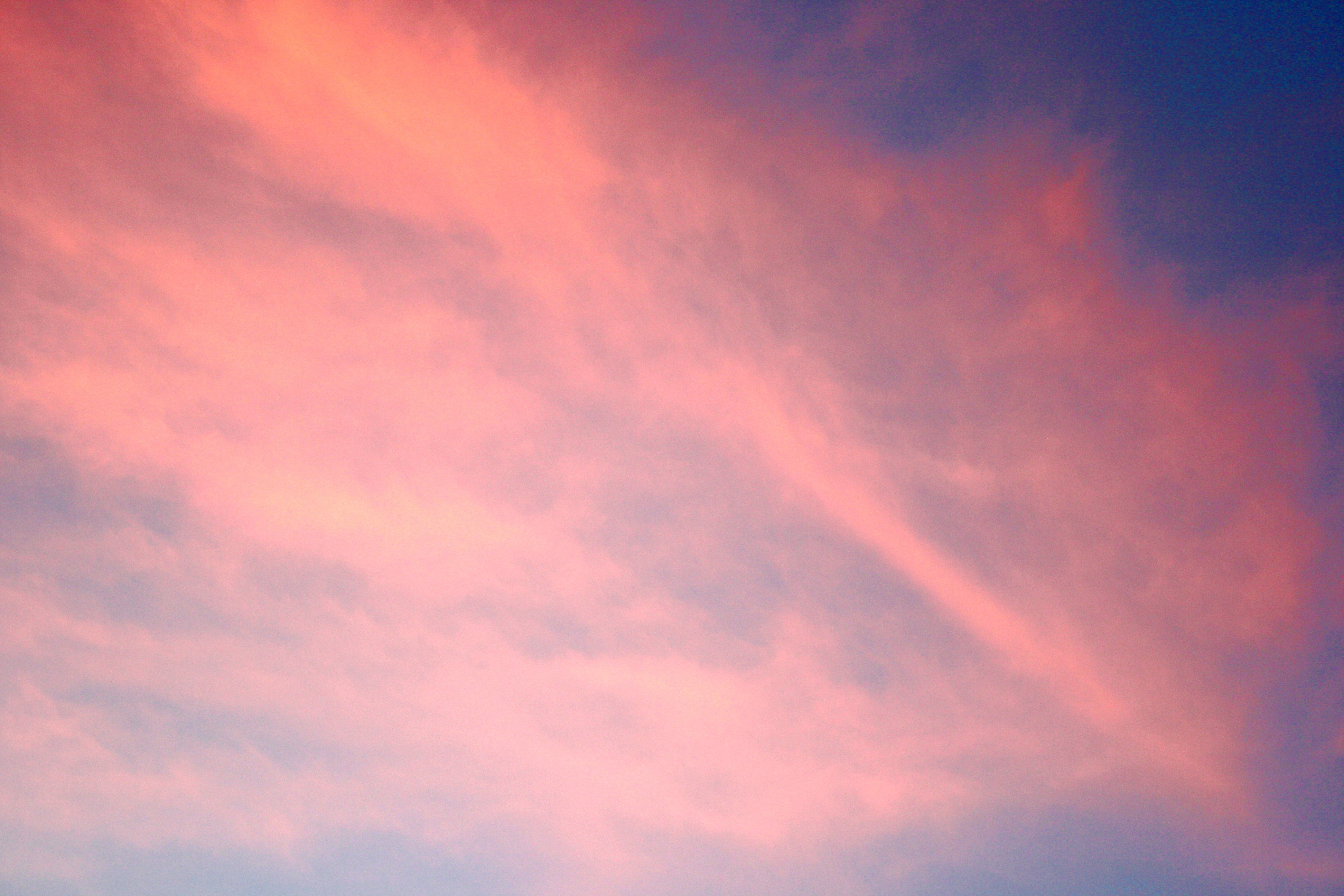 Небо становится розовым. Розовое небо. Розовое облако. Светло розовое небо. Желто розовое небо.