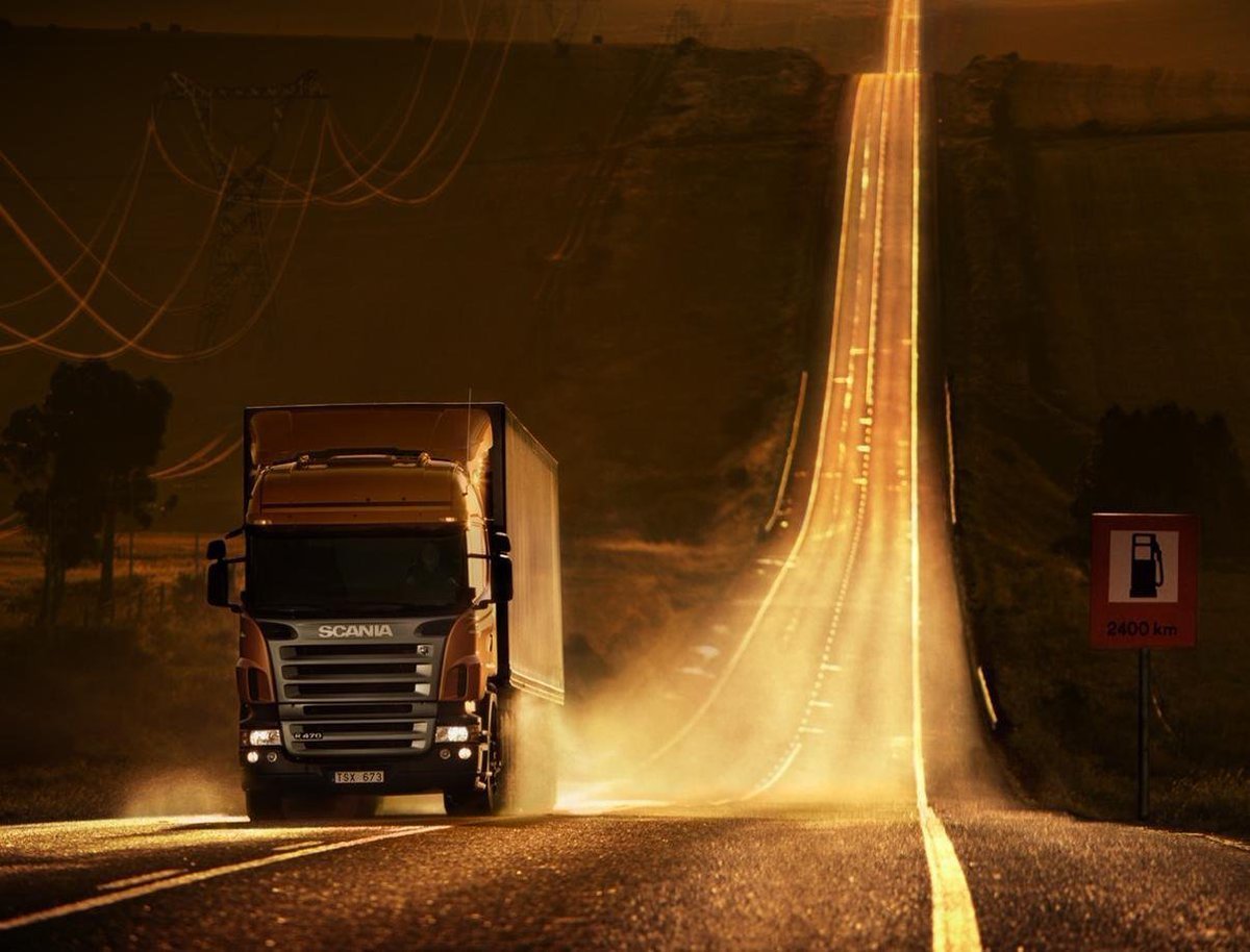 Красивый грузовик на дороге