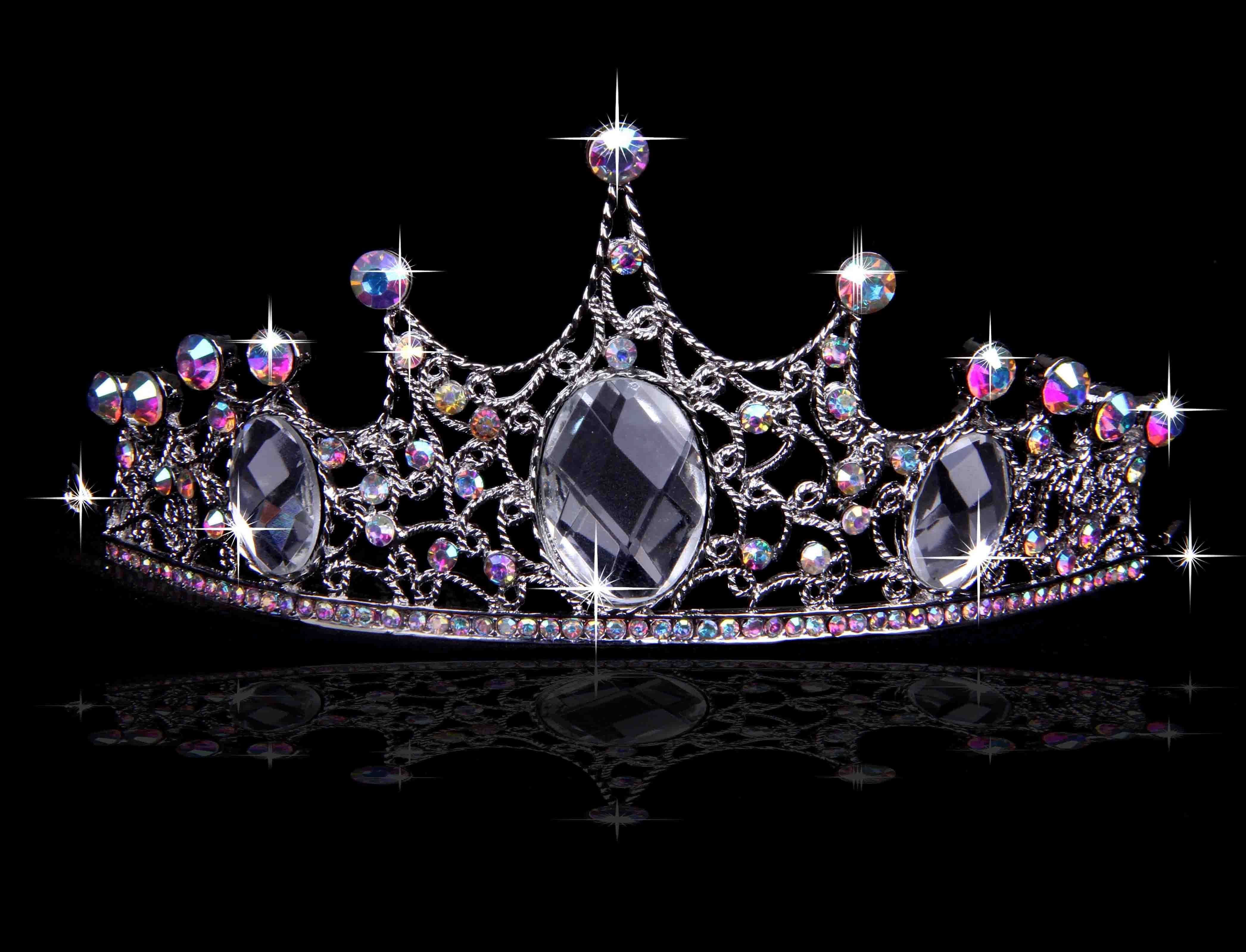 Корона на черном фоне. Диадема Захир Мурад. Корона. Красивая корона. Корона с драгоценными камнями.