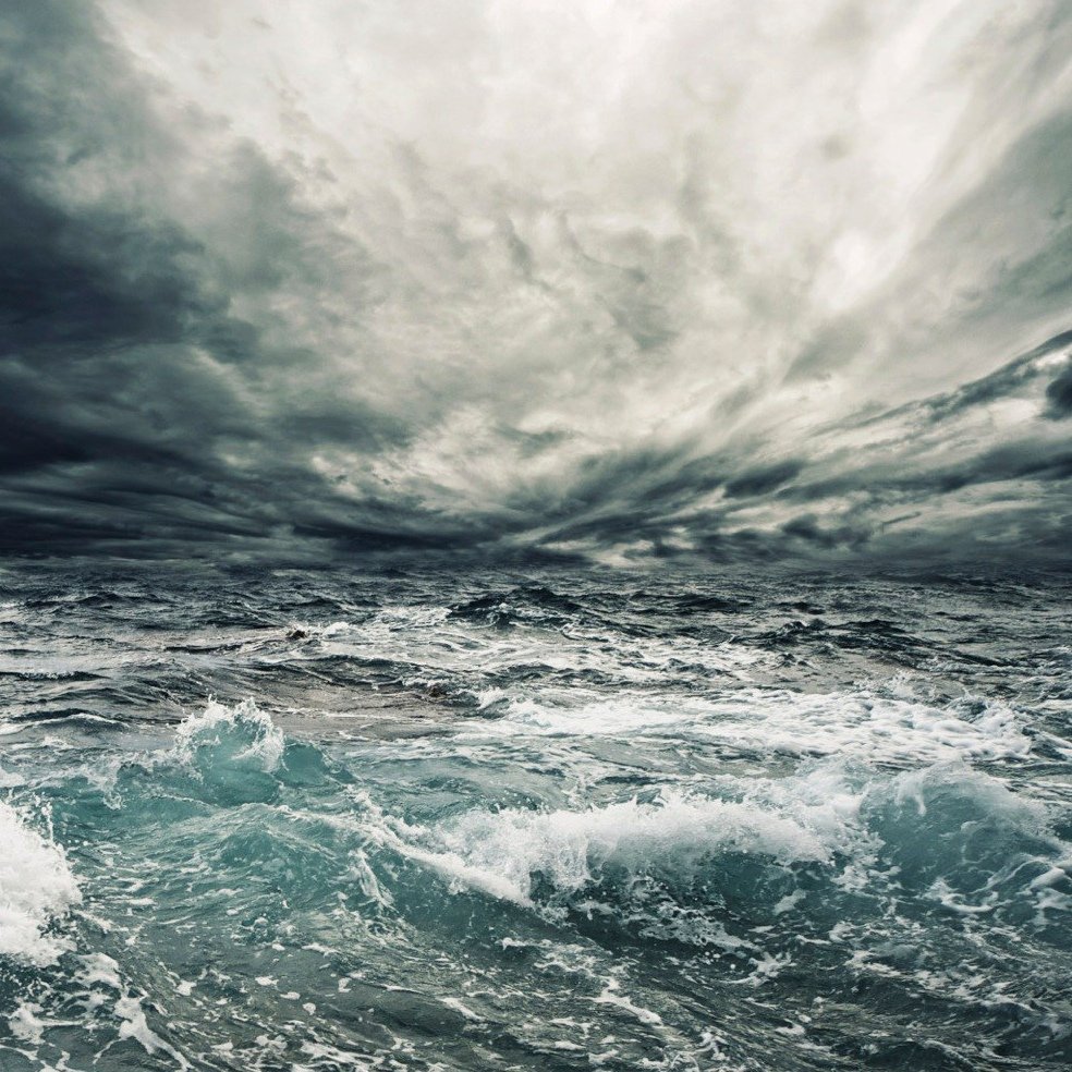 Бушующее море