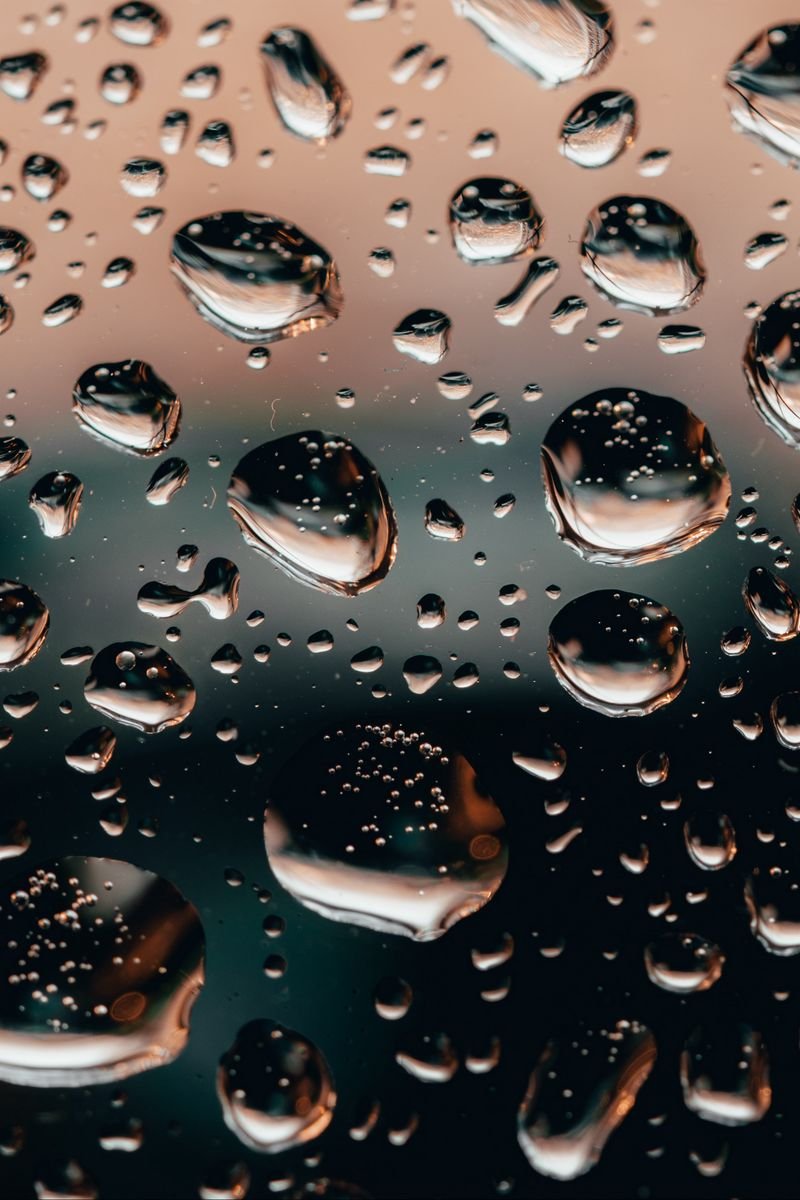 Капли на стекле