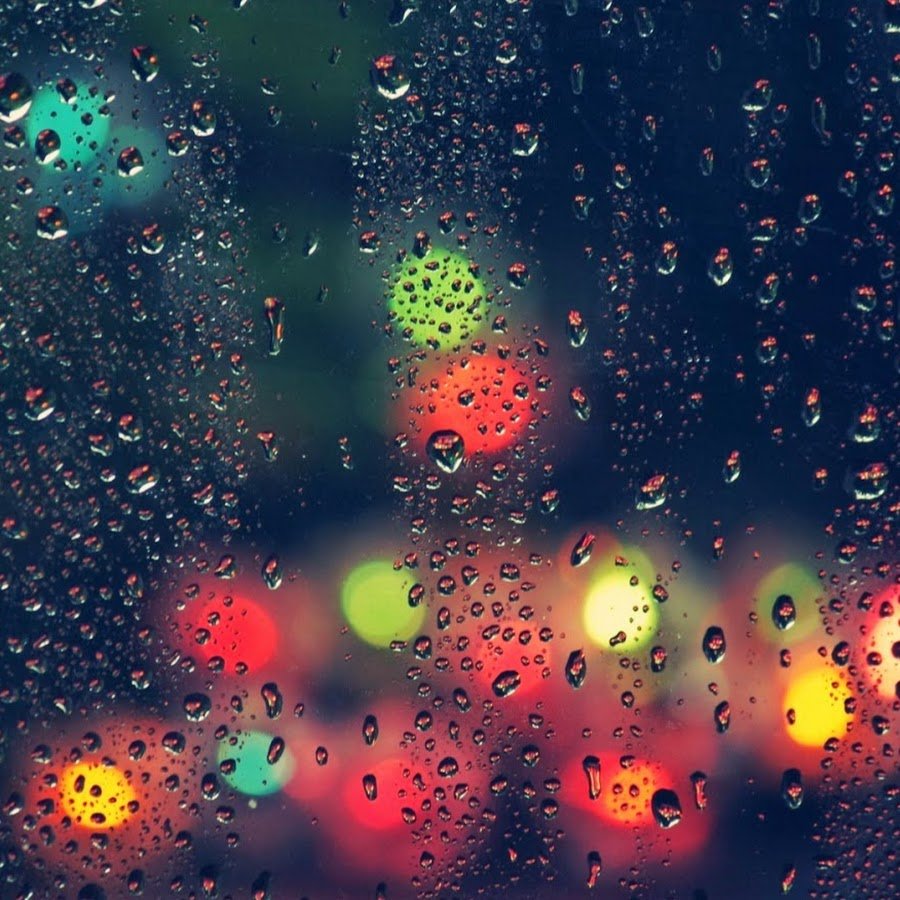 Капли дождя на экране смартфона