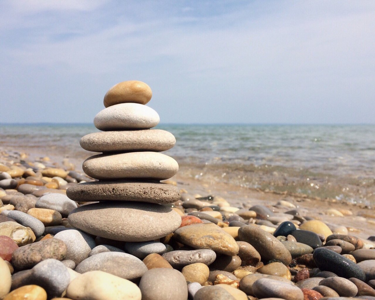 Friend stone. Каменный пляж. Камни на пляже. Пляж галька. Камушки на берегу моря.