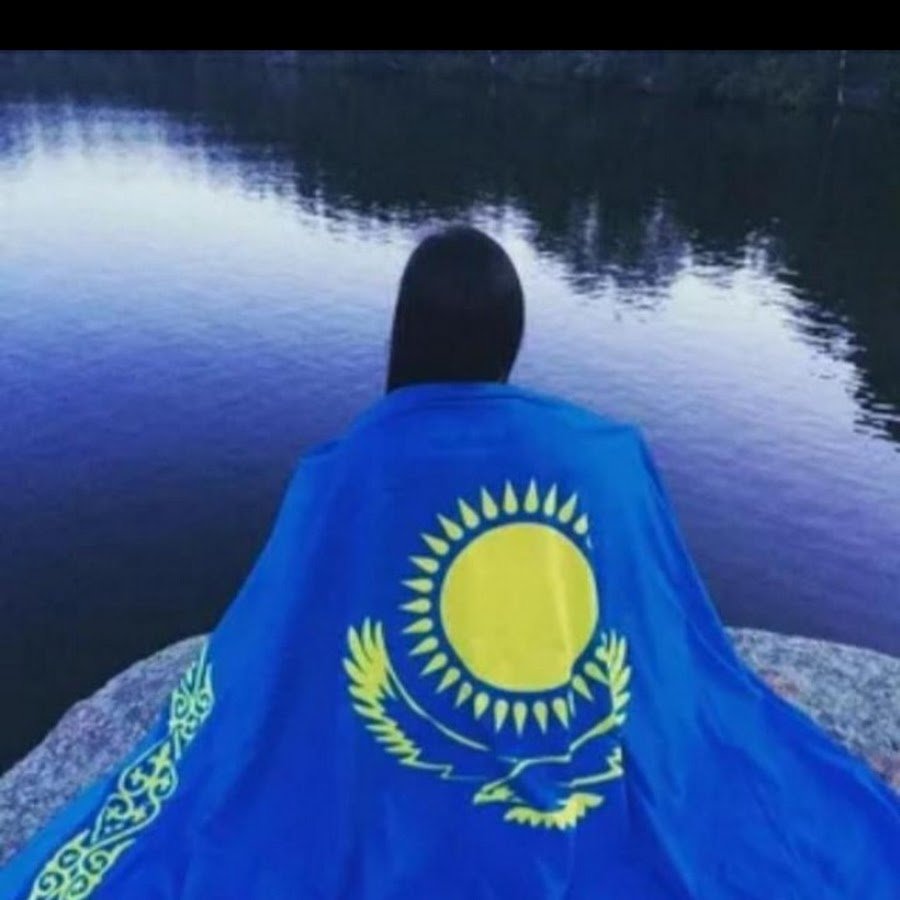 Девочка с флагом Казахстана