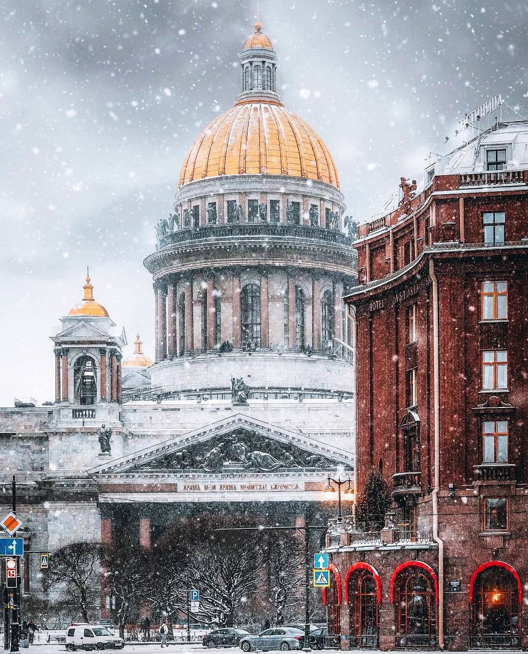 Зимний Исаакиевский собор в Санкт-Петербурге