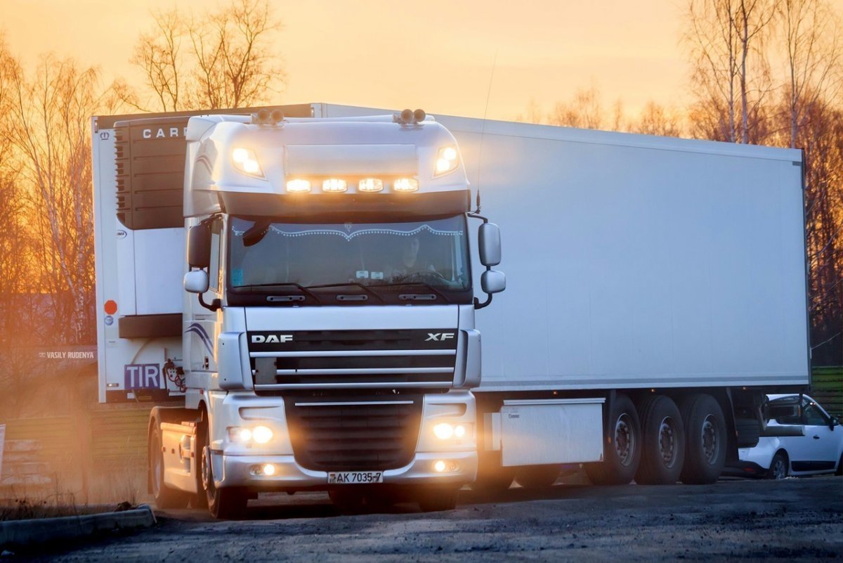 Девушки и Грузовики