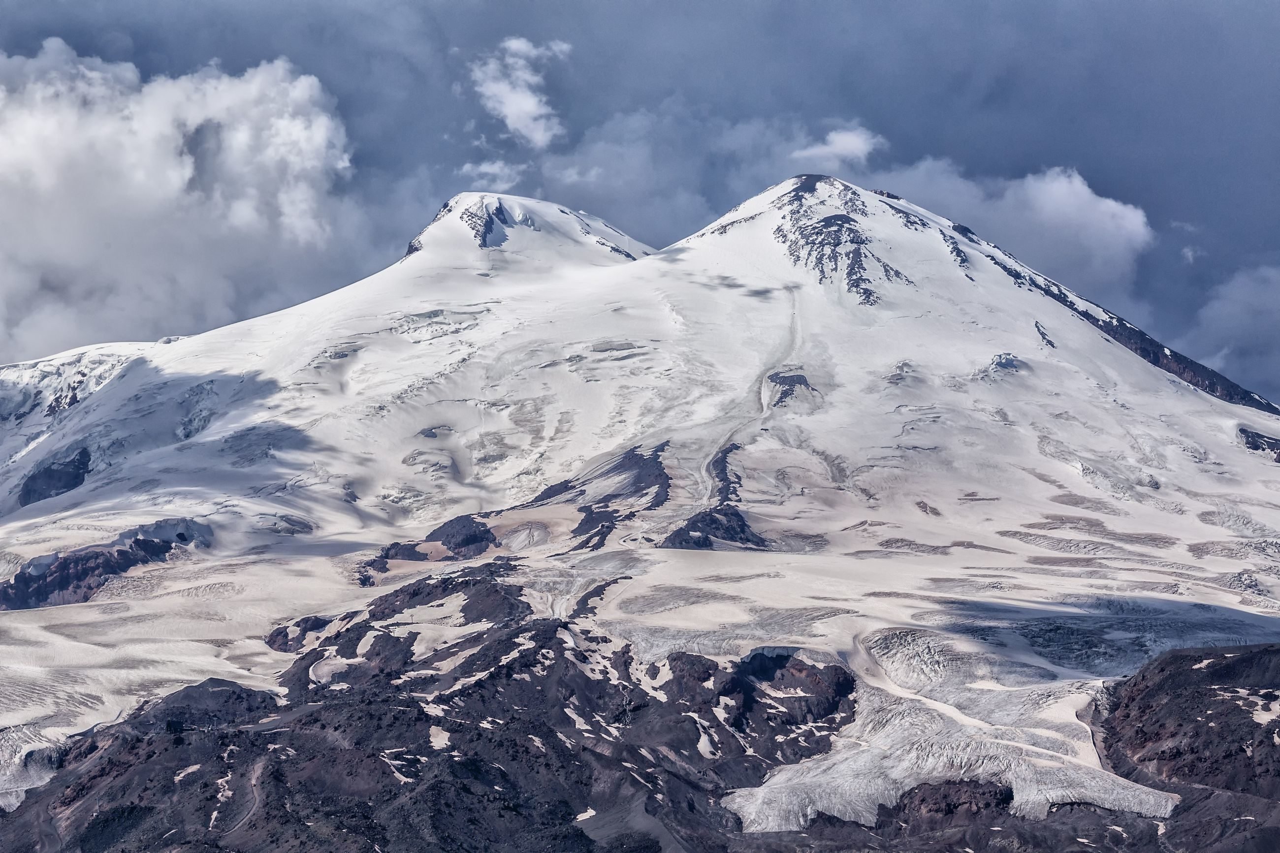 Эльбрус находится в европе. Гора Эльбрус. Горы Кавказа Эльбрус. Горы Эльбрус кавказский хребет. Снежные горы Эльбруса.