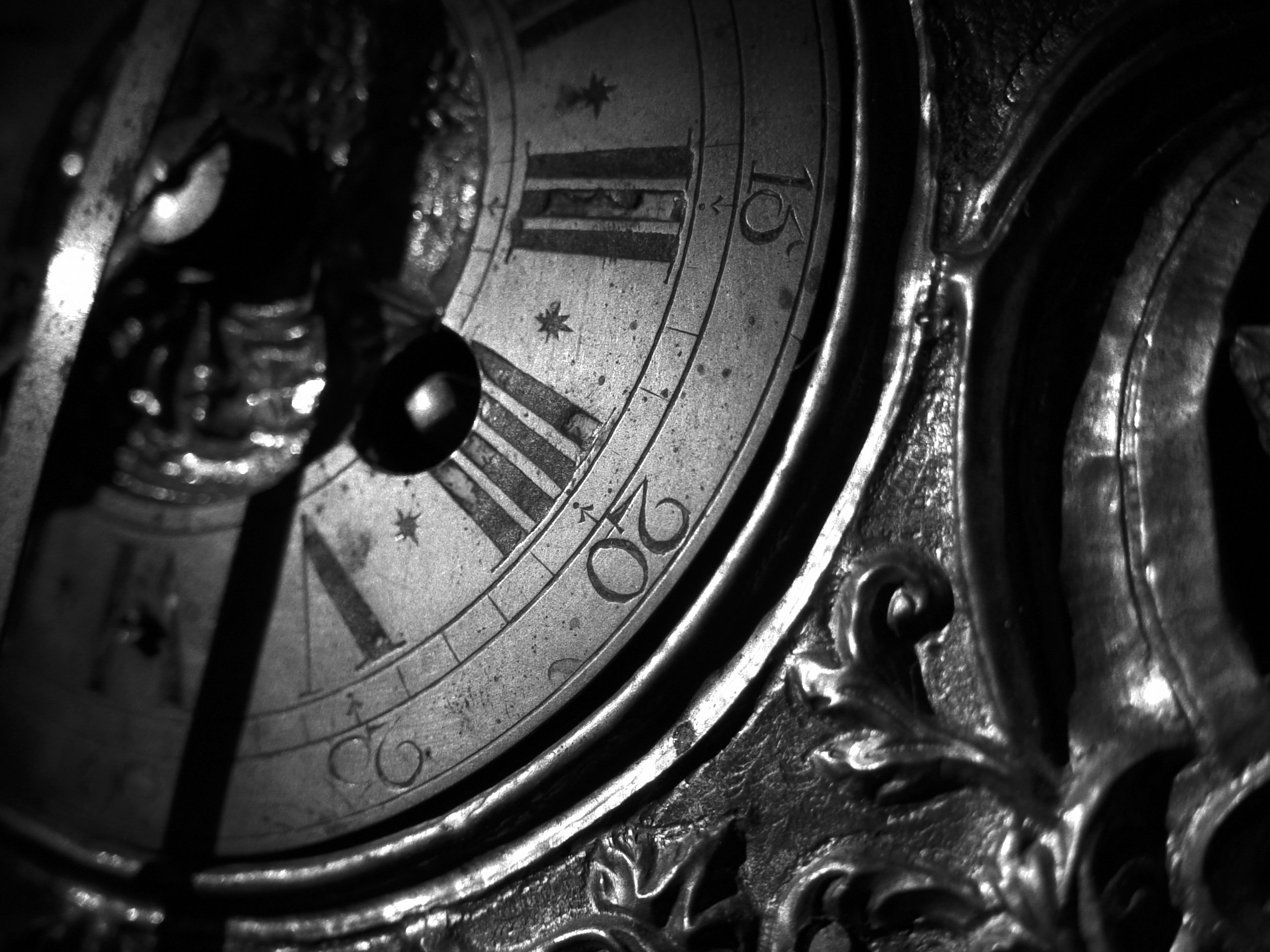 Черные часы обои. Старинные часы. Черно белые старинные часы. Циферблат старинных часов. Обои на часы.