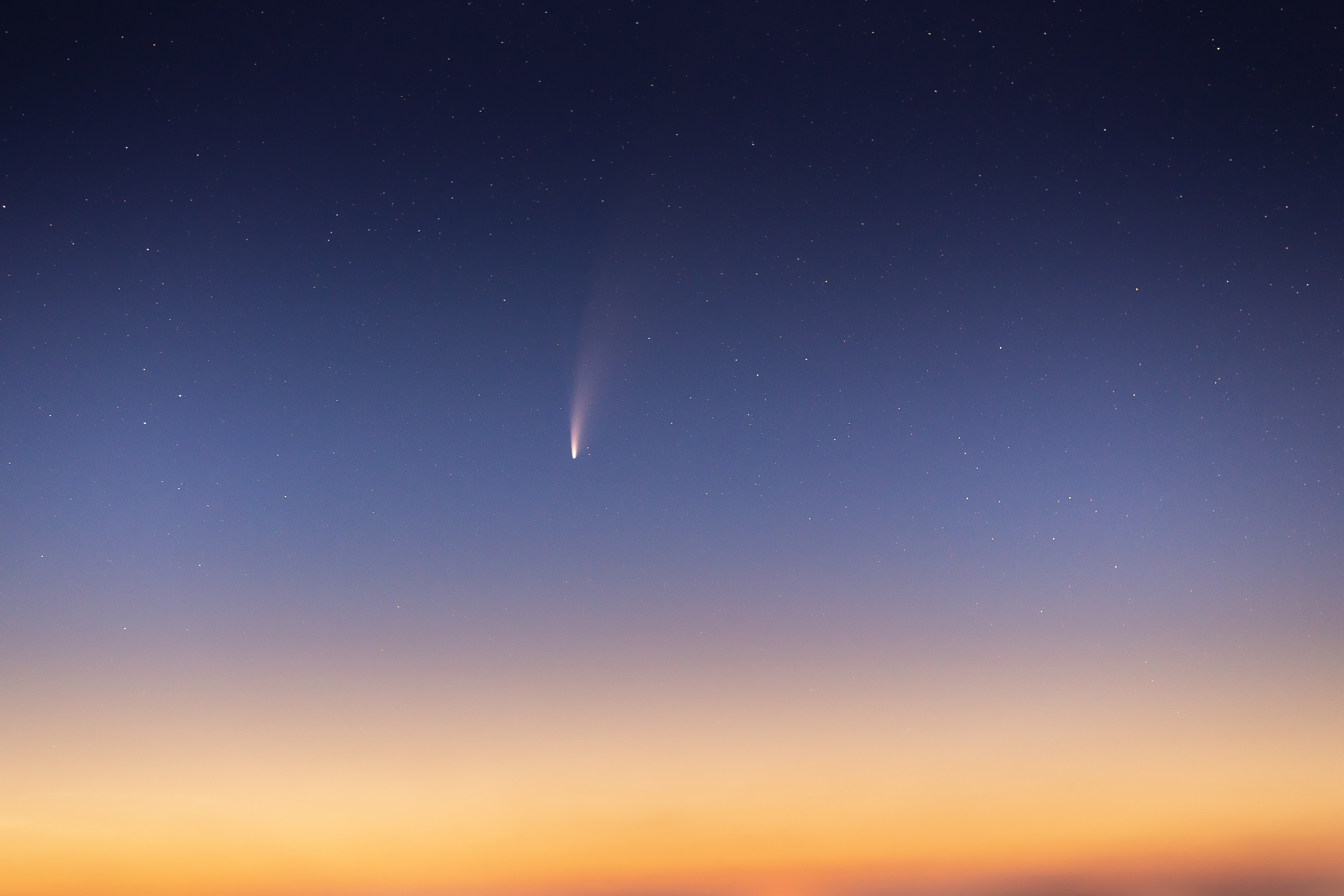 Какая комета сегодня. Комета. Огромная Комета вид с земли. Комета рядом с землей. Комета фото с земли.