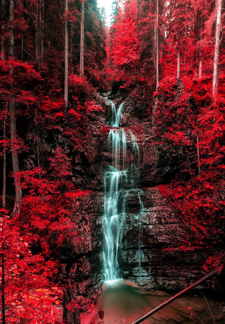 Формат вертикального фото. Природа вертикальные. Красивые водопады. Красный водопад. Вертикальное изображение.
