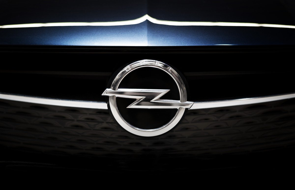 Значок Опель на черном фоне