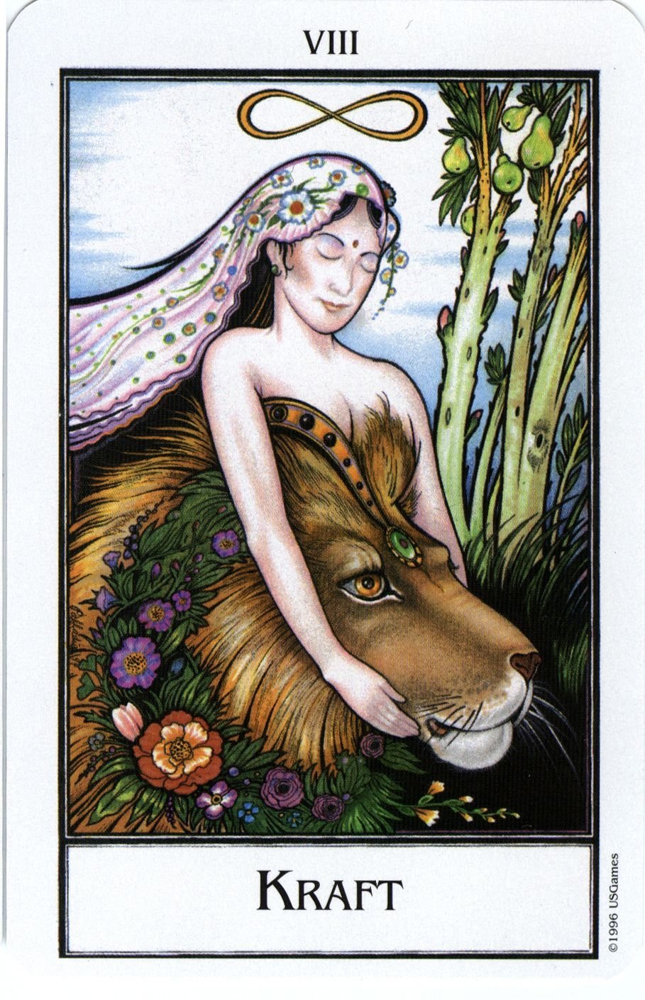 Тасует колоду Таро