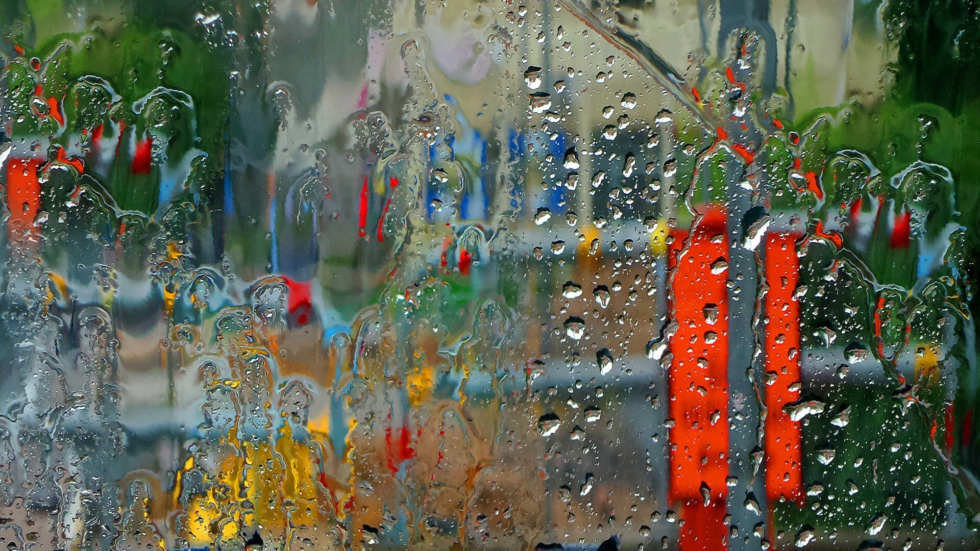 Приклеенное стекло дождь. Капли на стекле. Дождь. Цветные капли на стекле. Дождь за стеклом.