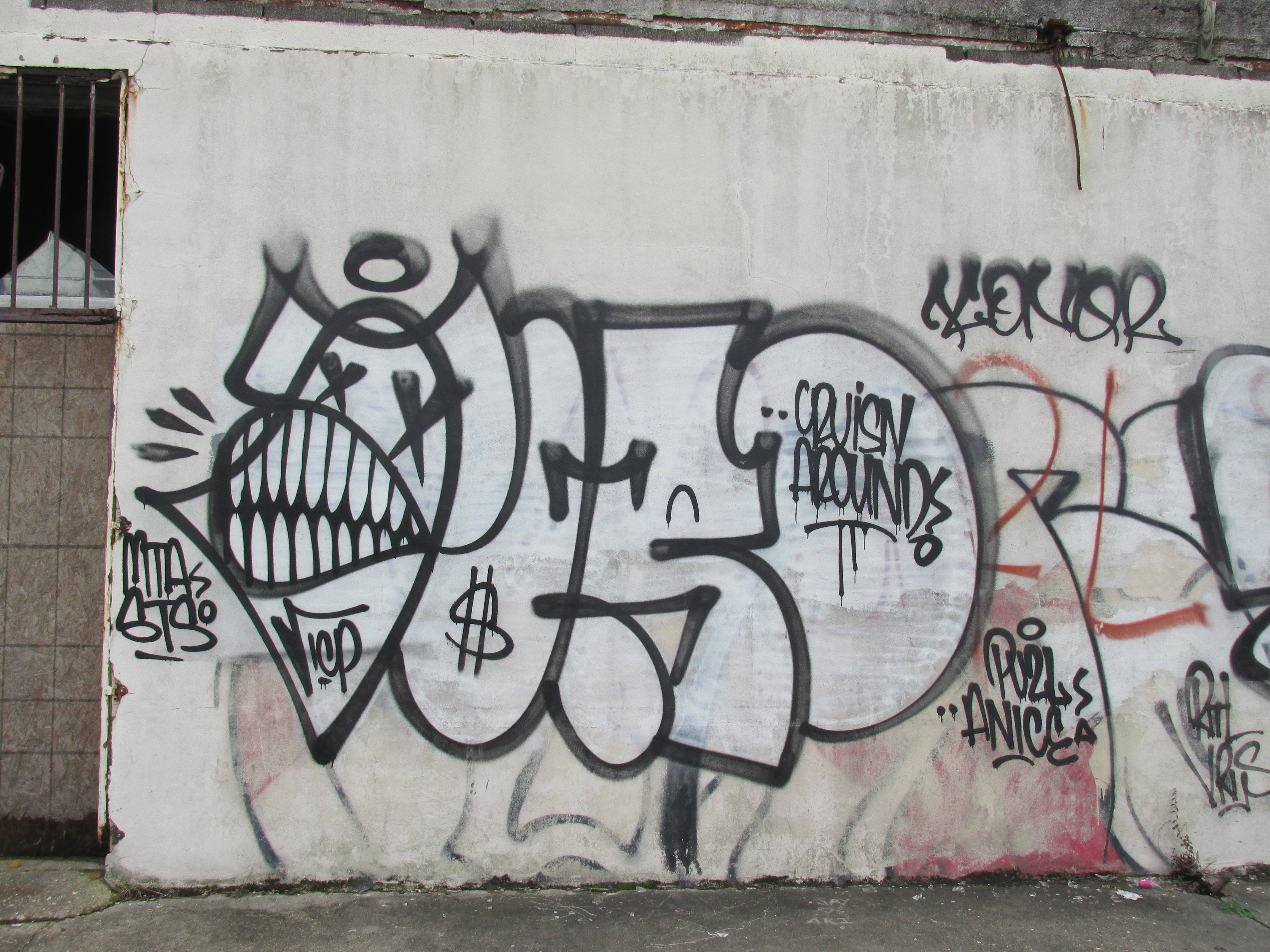 Теги районов. Теги граффити. Уличные надписи на стенах. Надписи на стенах граффити. Надписи на стенах Теги.