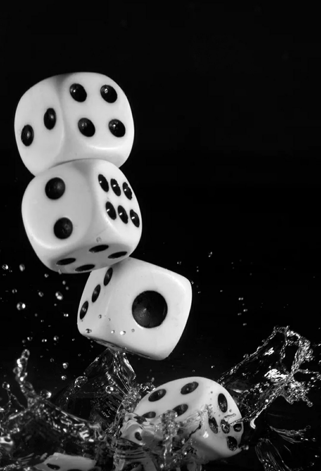 Игральная кость на чёрном фоне