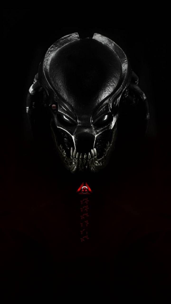 Хищник на черном фоне