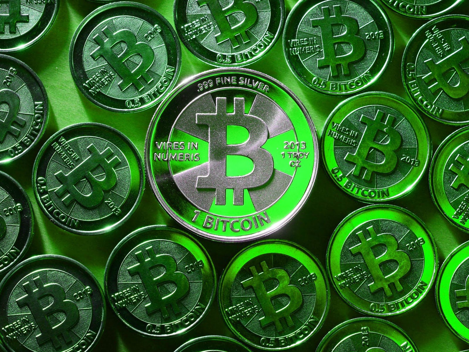 Green bitcoin. Монеты биткоин криптовалюта. Bitcoin картинка. Bitcoin обои. Биткоин фон.