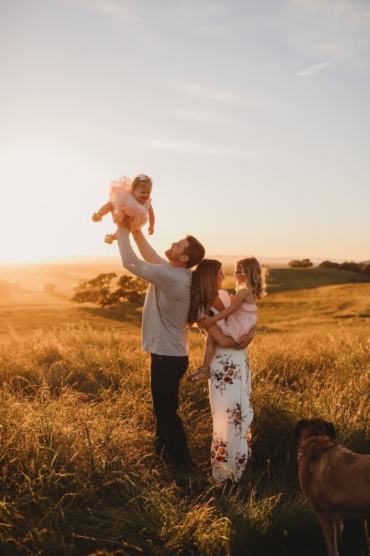 Счастливая семья на природе