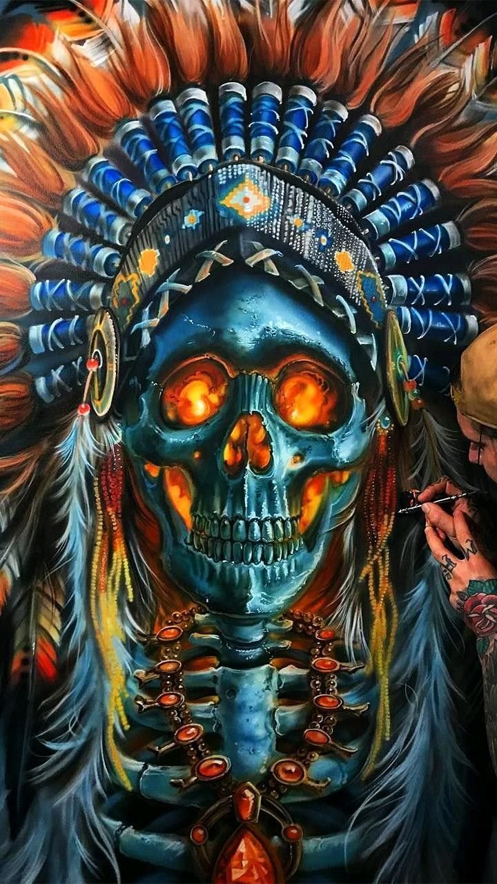 Девушка у костра ночью