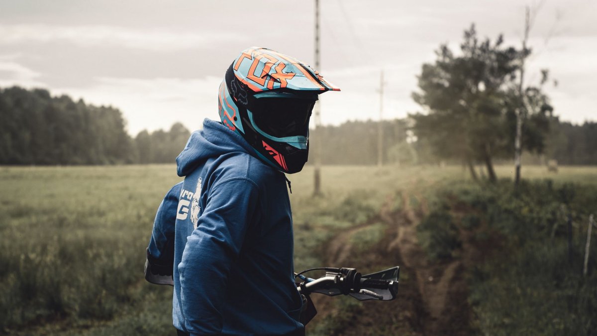 Человек в маске неон