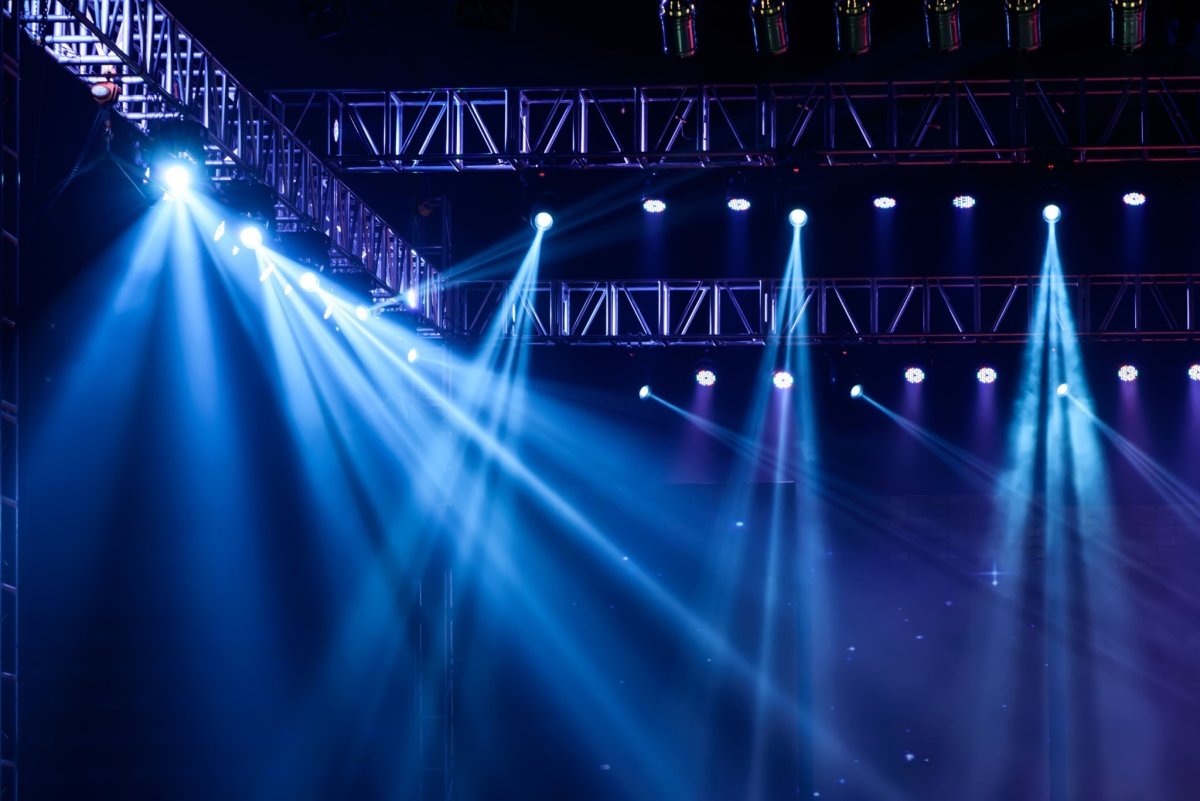 Фон сцена с прожекторами