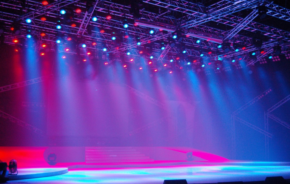 Свет от прожекторов на сцене