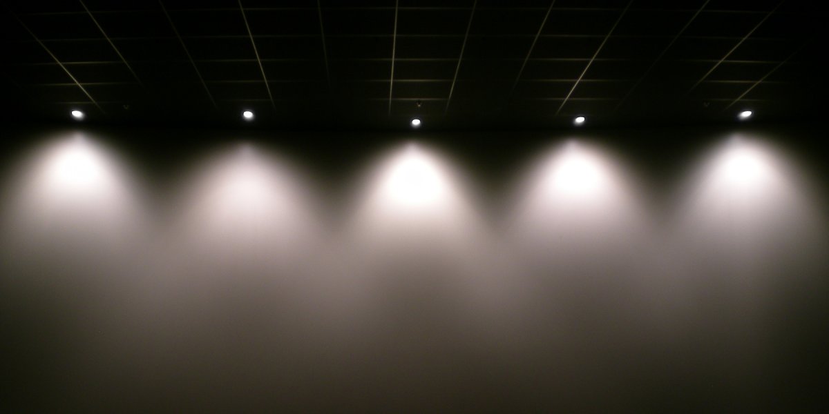 Свет софитов на сцене