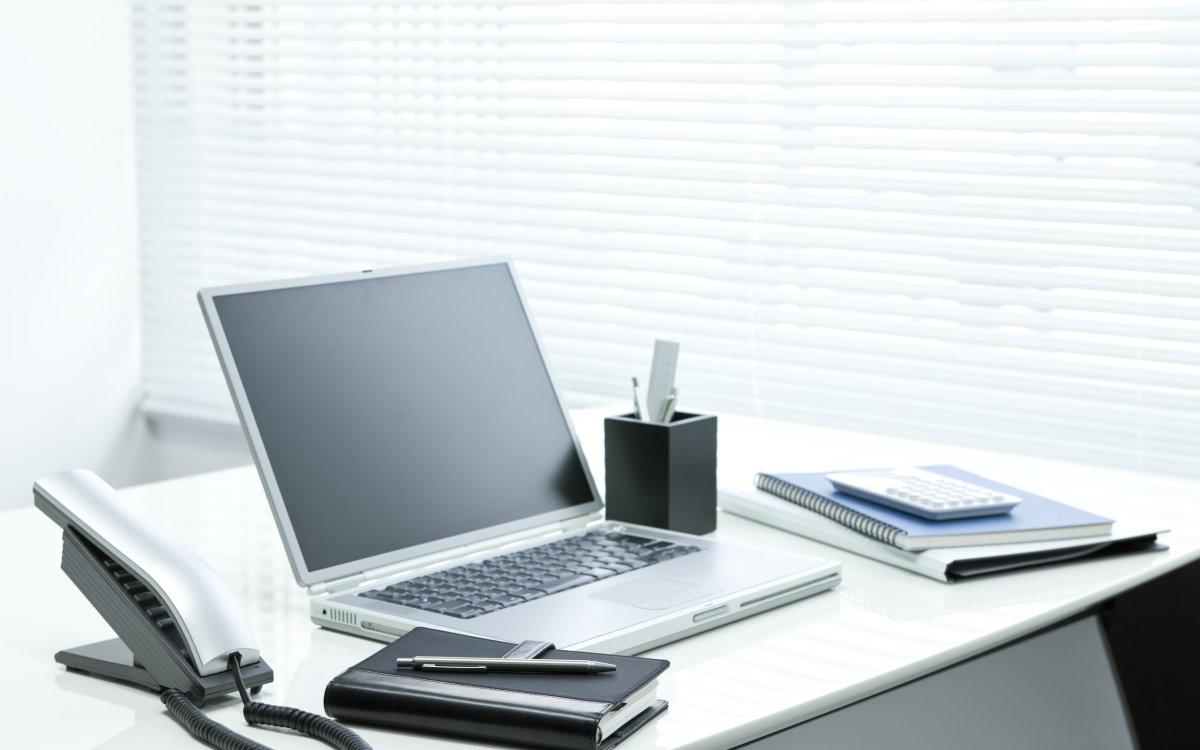 Рабочее место с ноутбуком