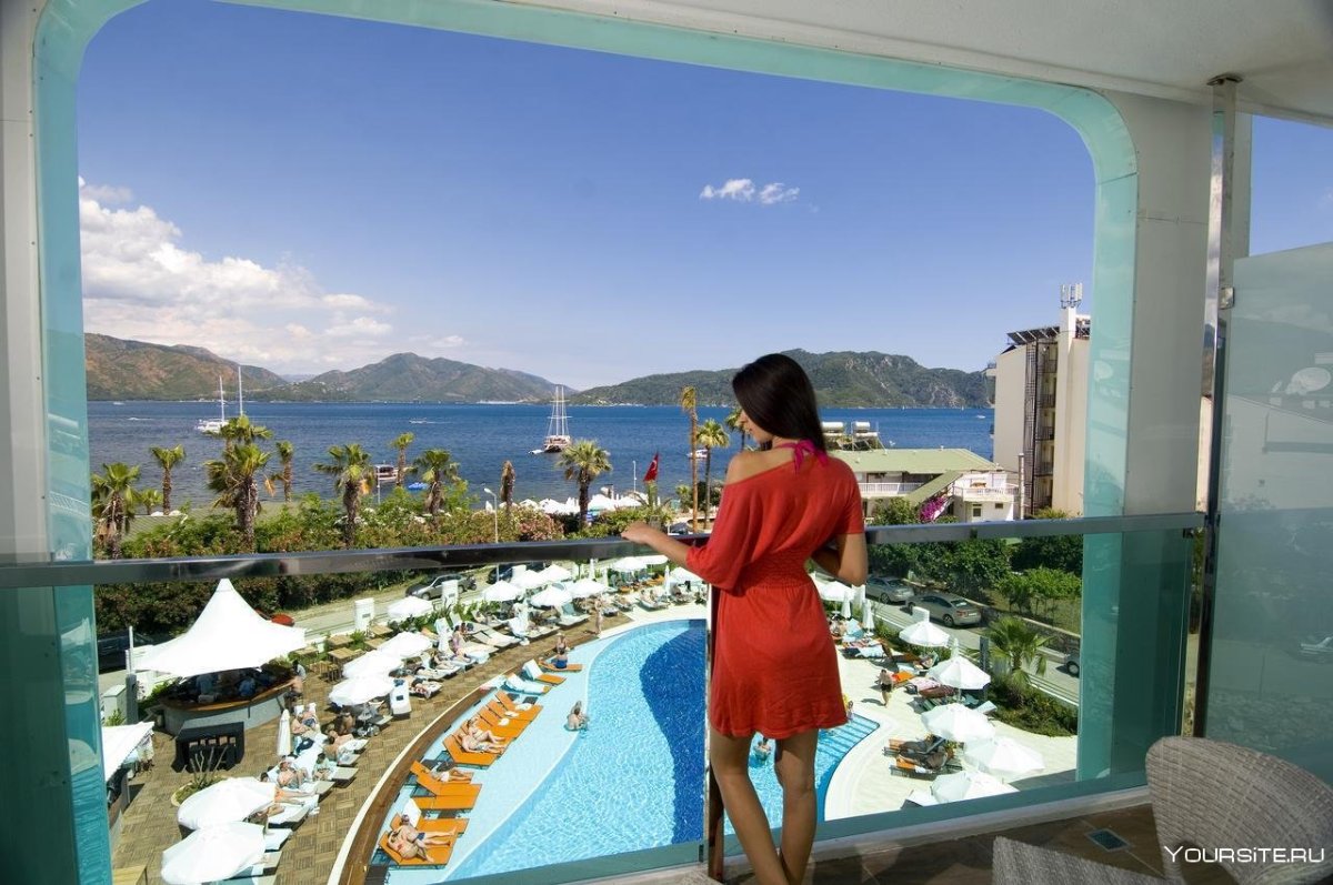 Девушка прыгает в море