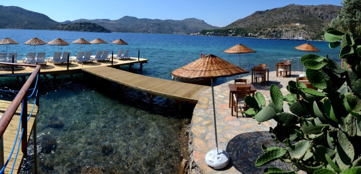 Красивые девушки на Эгейском побережье