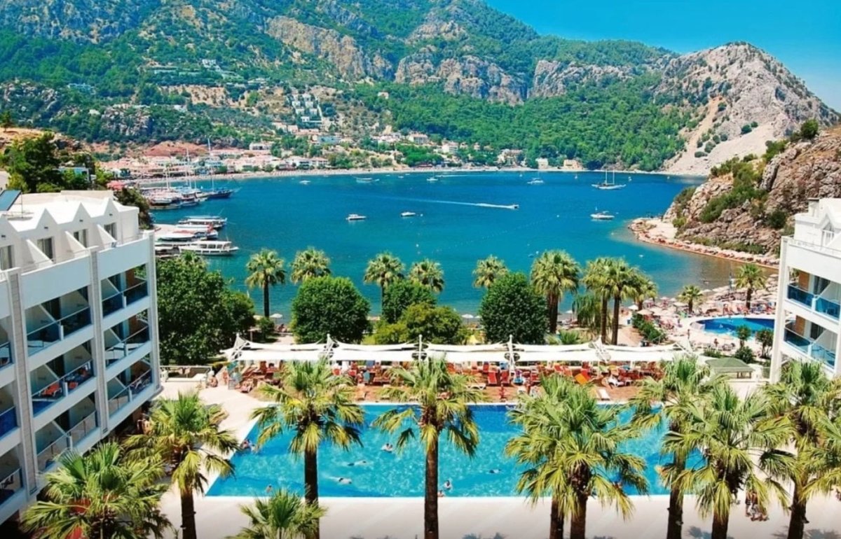 Девушка на яхте