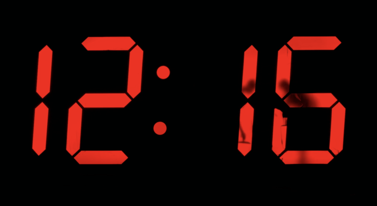 Электронные часы на черном фоне