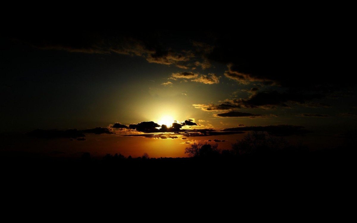 Красивый закат черный