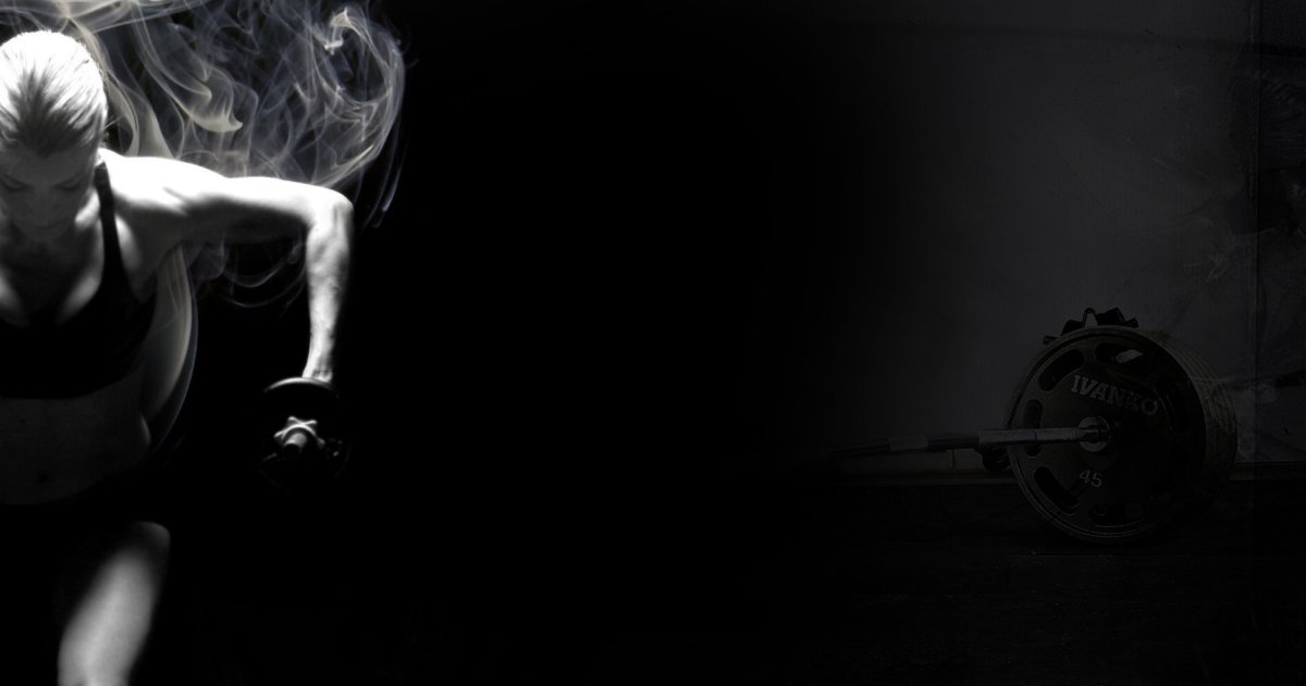 Фитнес девушка на черном фоне